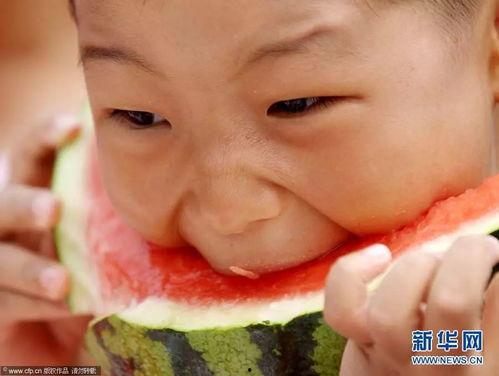 吃瓜表情小孩图片,吃瓜表情小孩萌态十足