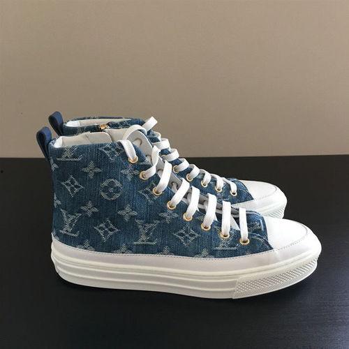 穿黑布鞋抖音网红,抖音上独特的时尚风向标”