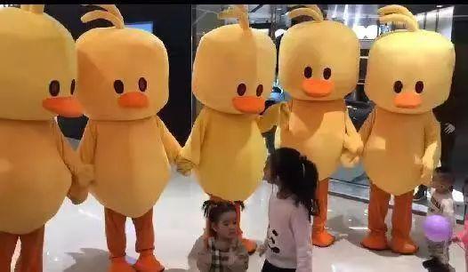 网红吃小黄鸭棉花糖视频,甜蜜瞬间引网友热议